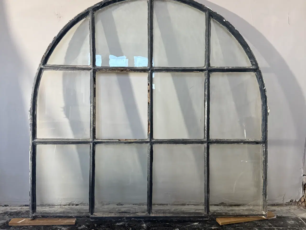 Billede 1 - Støbejernsvindue bortgives