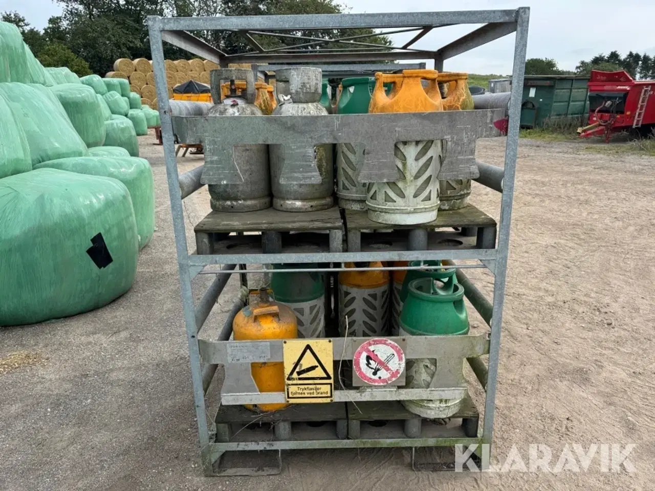 Billede 4 - Bure med tomme gasflasker BP Gas og Kosangas