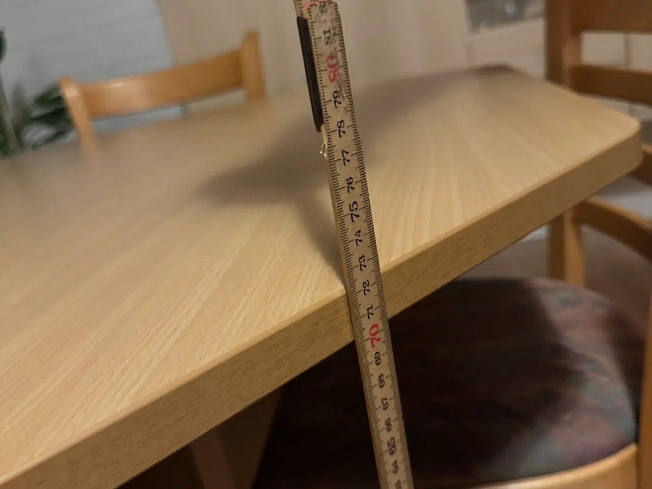 Billede 4 - 8 kantet bord med tillægsplade og fire stole