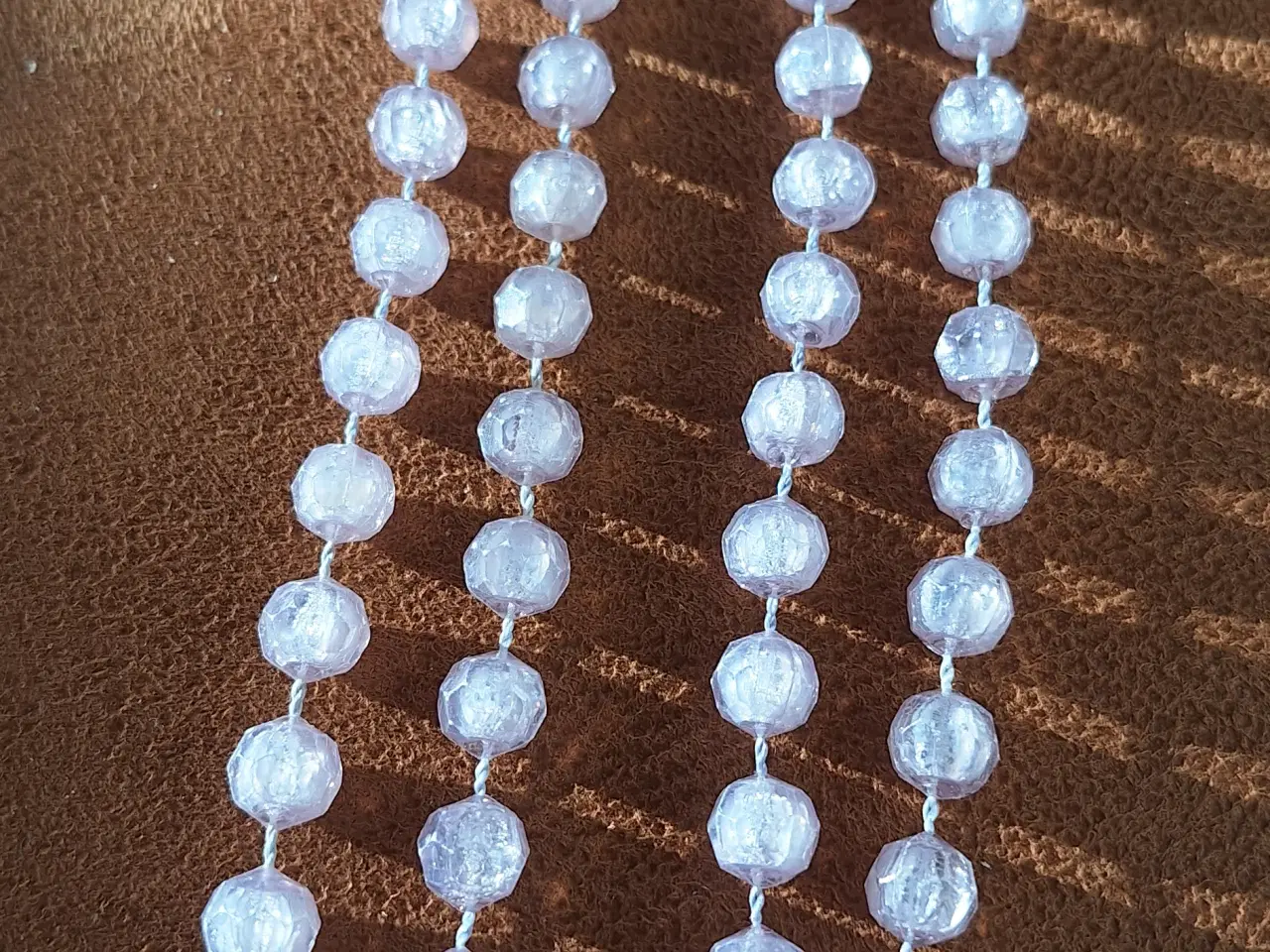 Billede 4 - Lang halskæde af klare perler