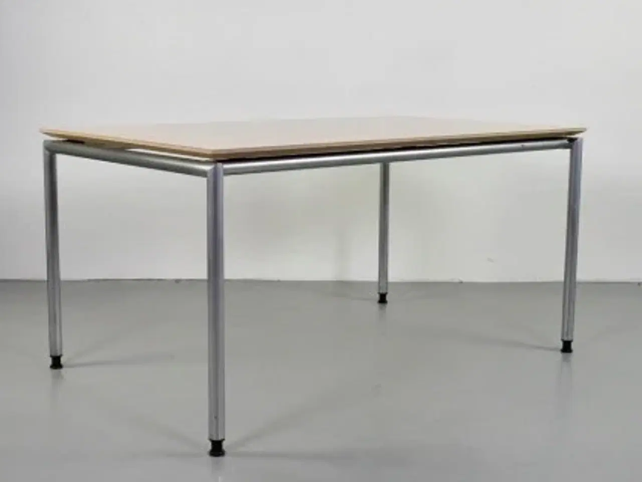 Billede 1 - Rumas konference-/mødebord med plade i birk og grå ben