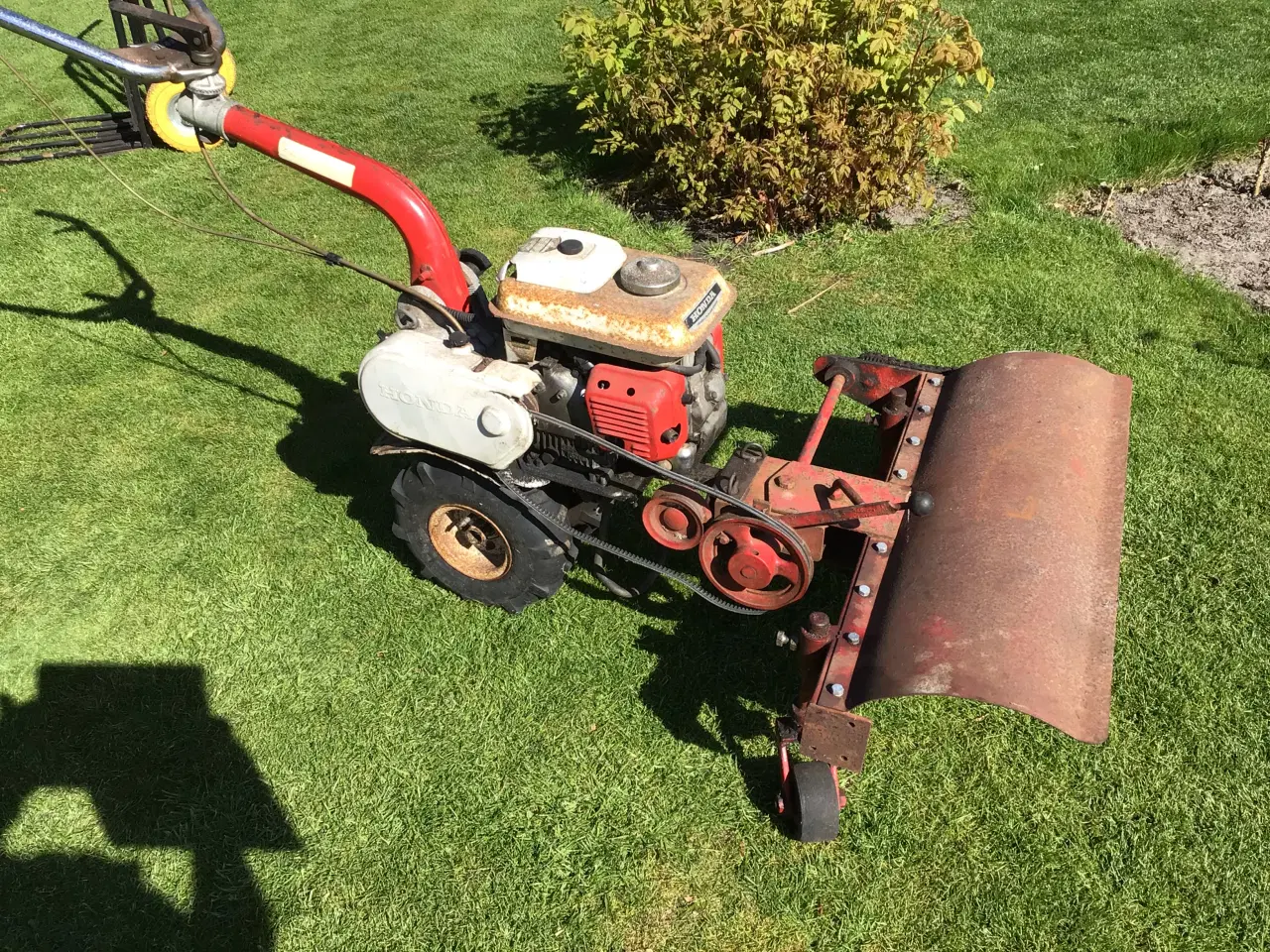 Billede 1 - Fejemaskine med Honda motor