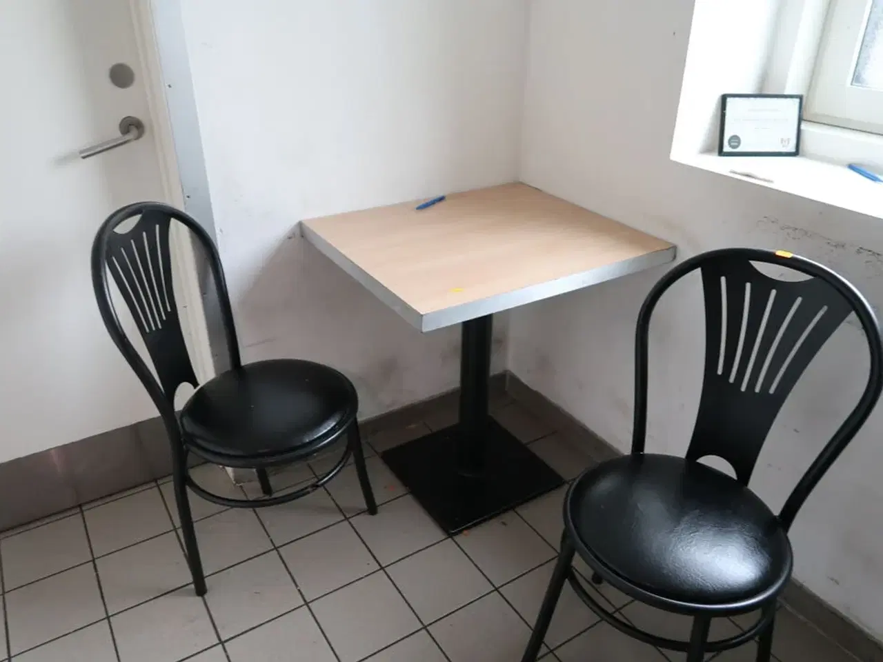 Billede 1 - Bord med 2 stk. stole samt reol