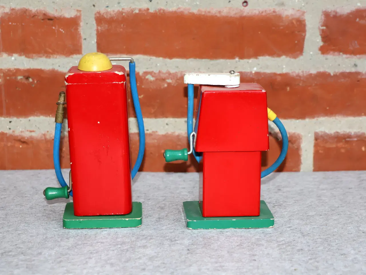 Billede 6 -  2 Stk Gl Brio benzinstandere og 2 biler i træ, 