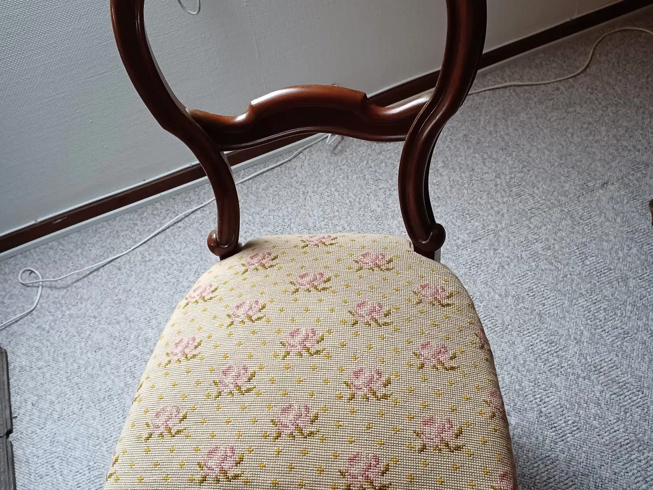 Billede 2 - Antikt salonbord med 2 stole