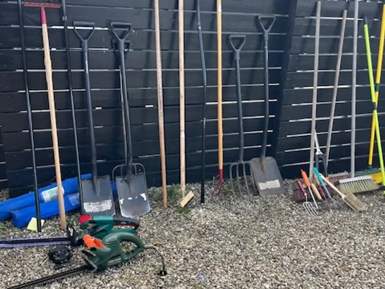 Billede 4 - Haveredskaber, lanterne, havebord, zinkspande m.m.