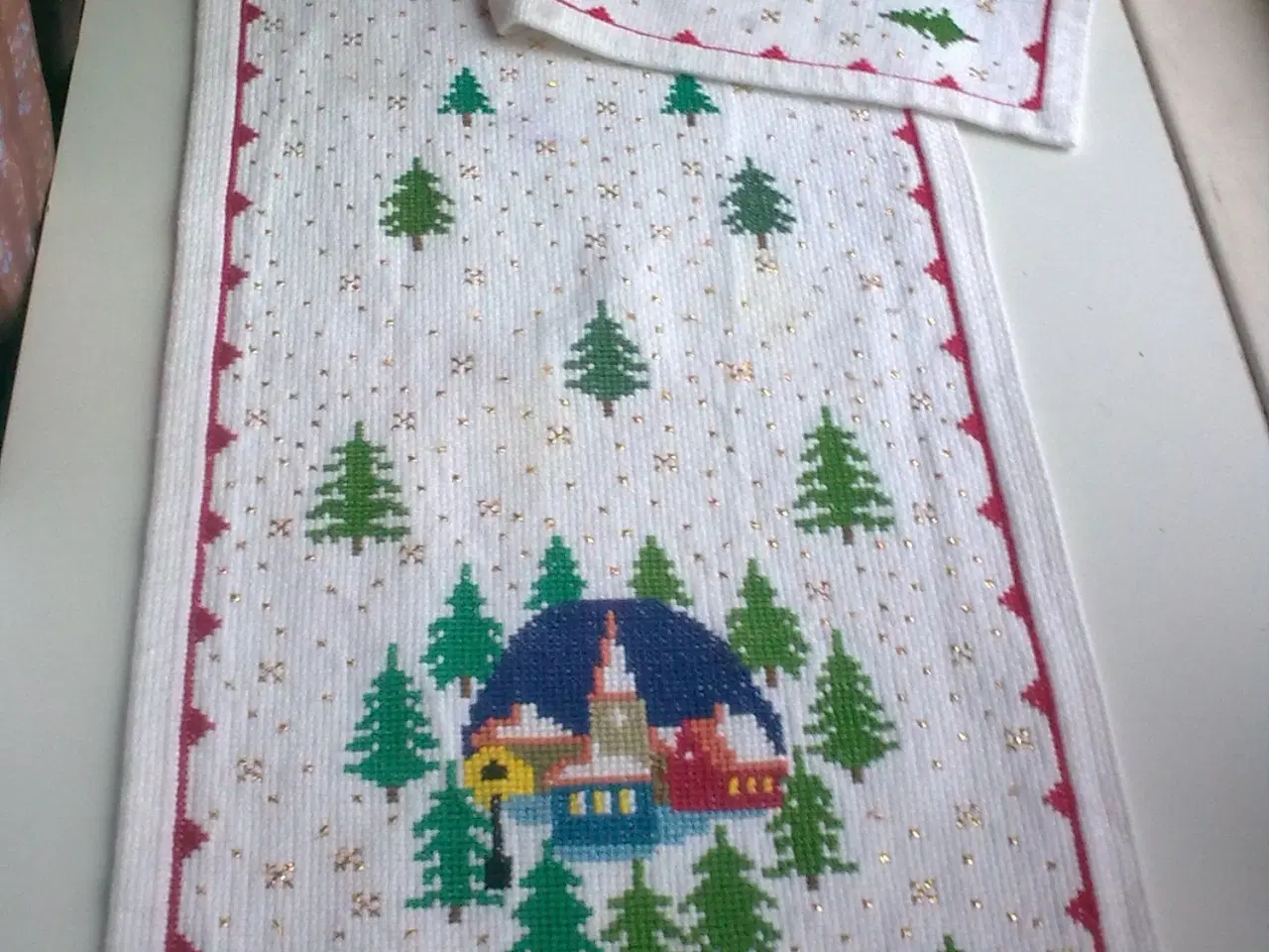 Billede 2 - Hvid bordløber m guldstjerner korssting