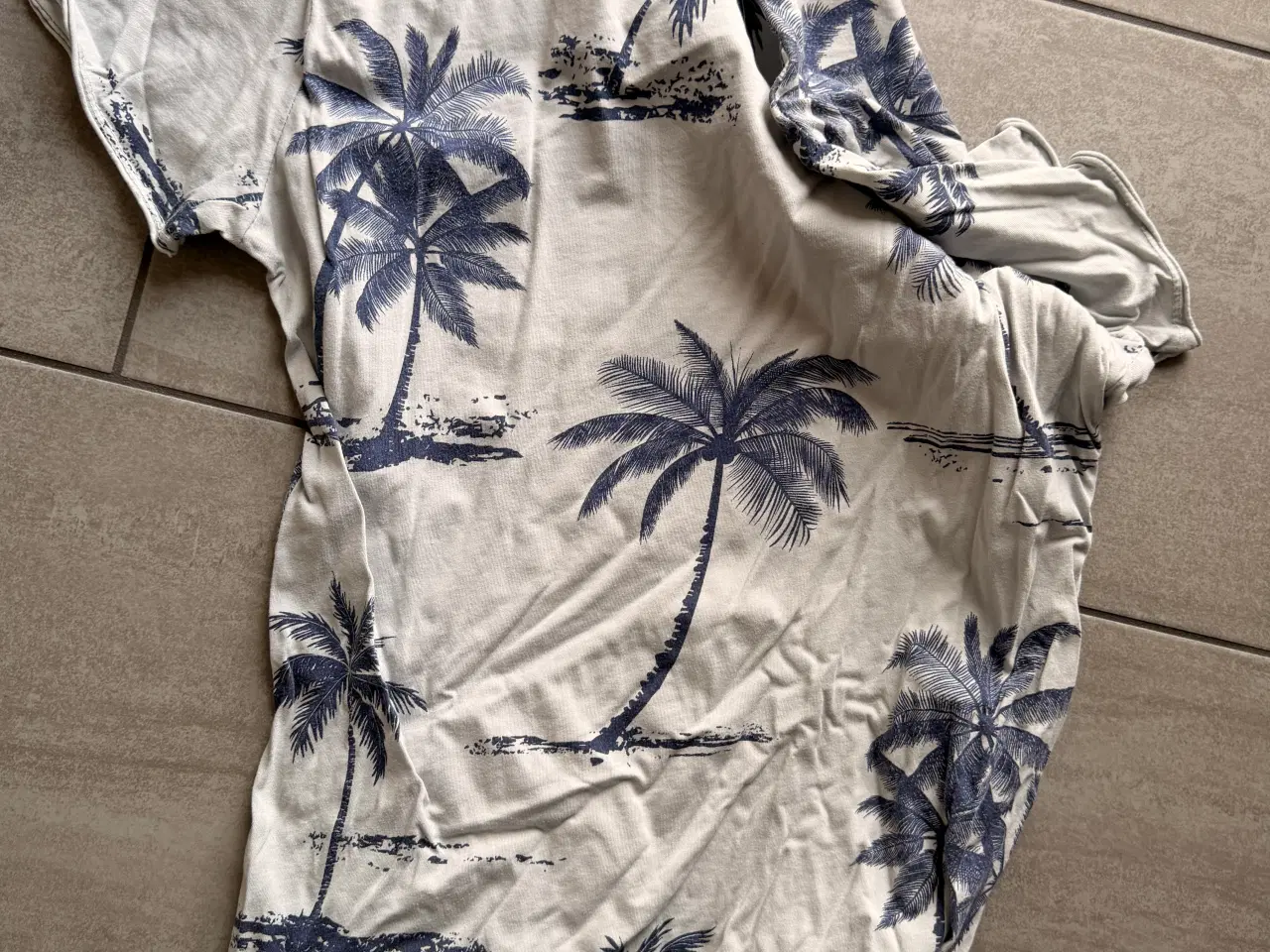 Billede 2 - Sommertrøje med palmer i str. L