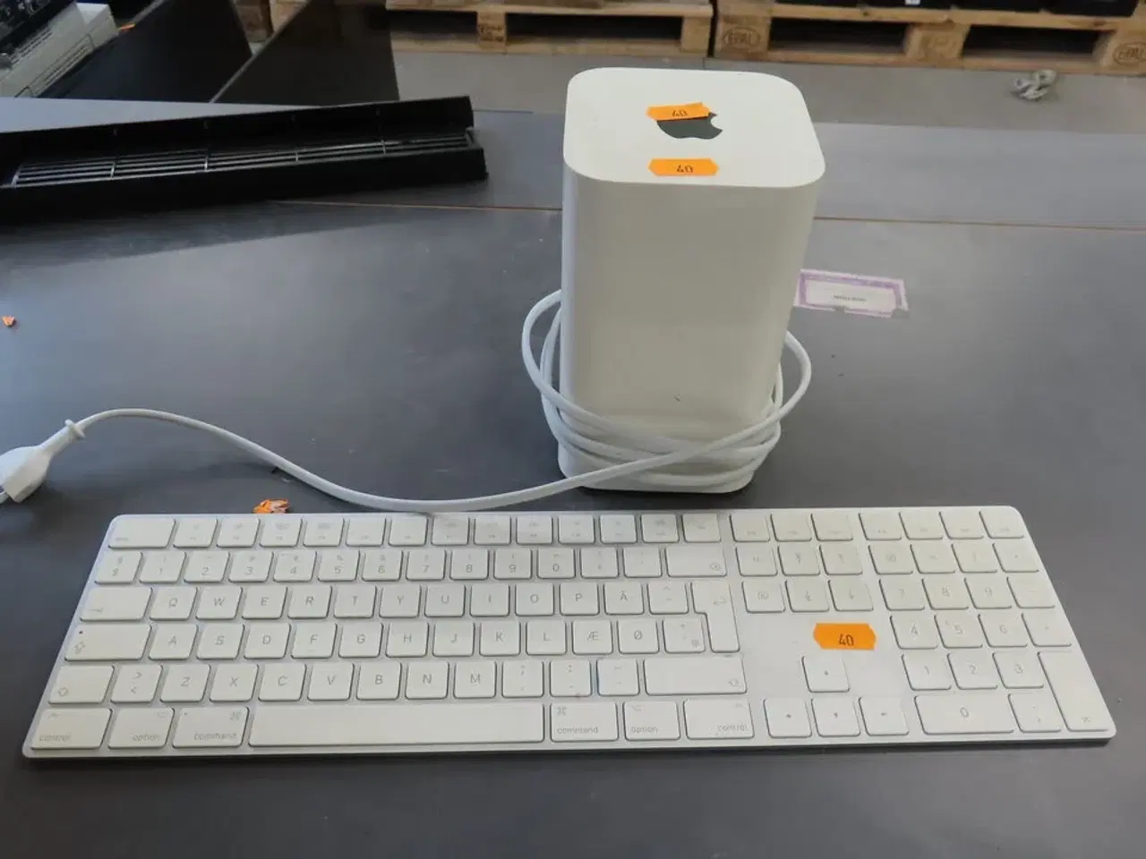 Billede 1 - Router samt trådløst keyboard APPLE