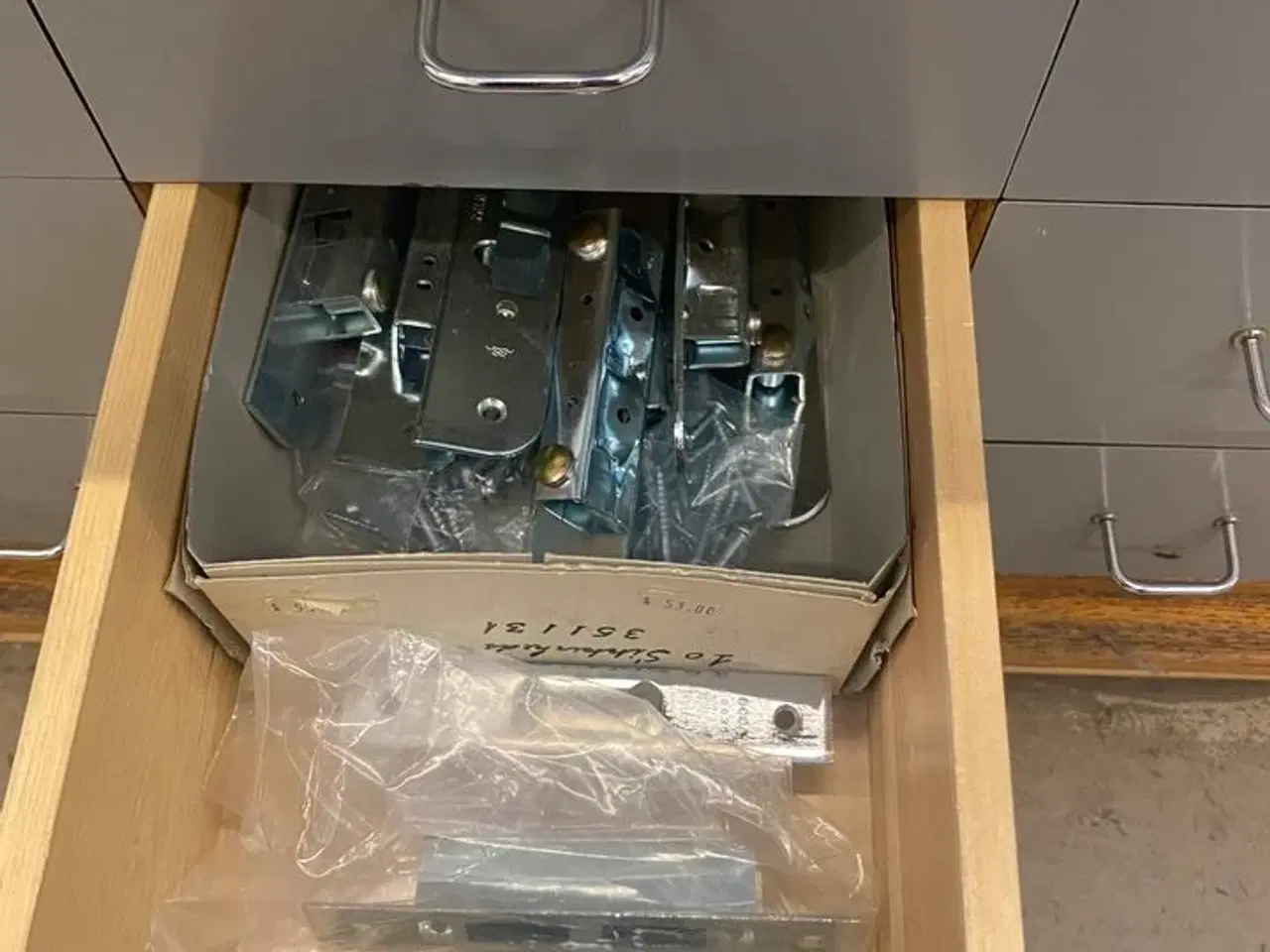 Billede 12 - Stort parti nøgler, beslag mm. (se foto)