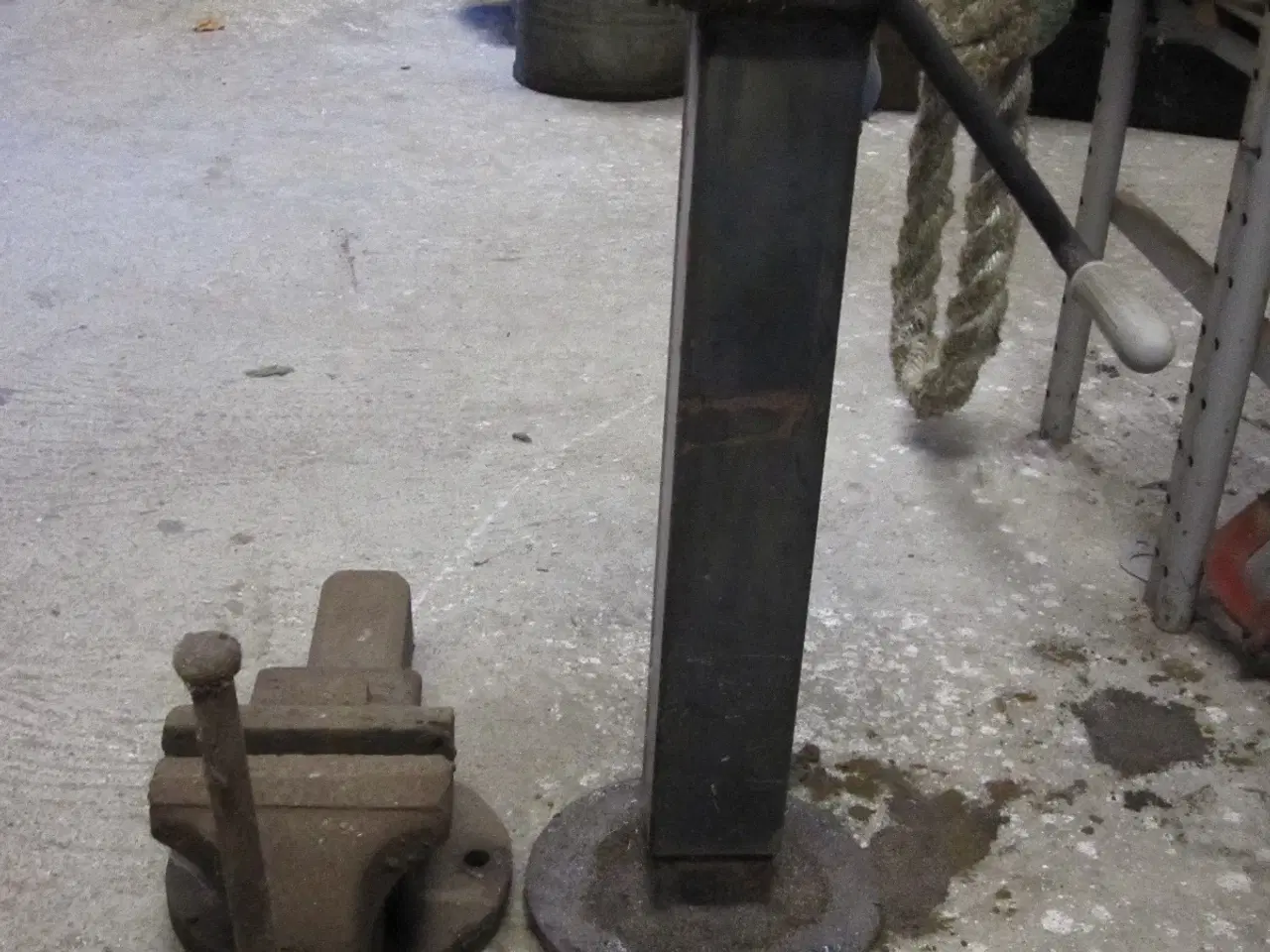 Billede 1 - Støttefod til vogn eller andet + stor skruestik