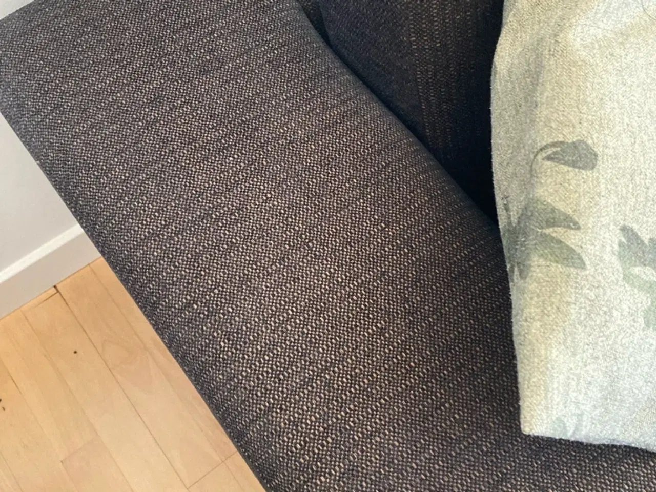 Billede 5 - Velholdt sofa i slidstærkt stof