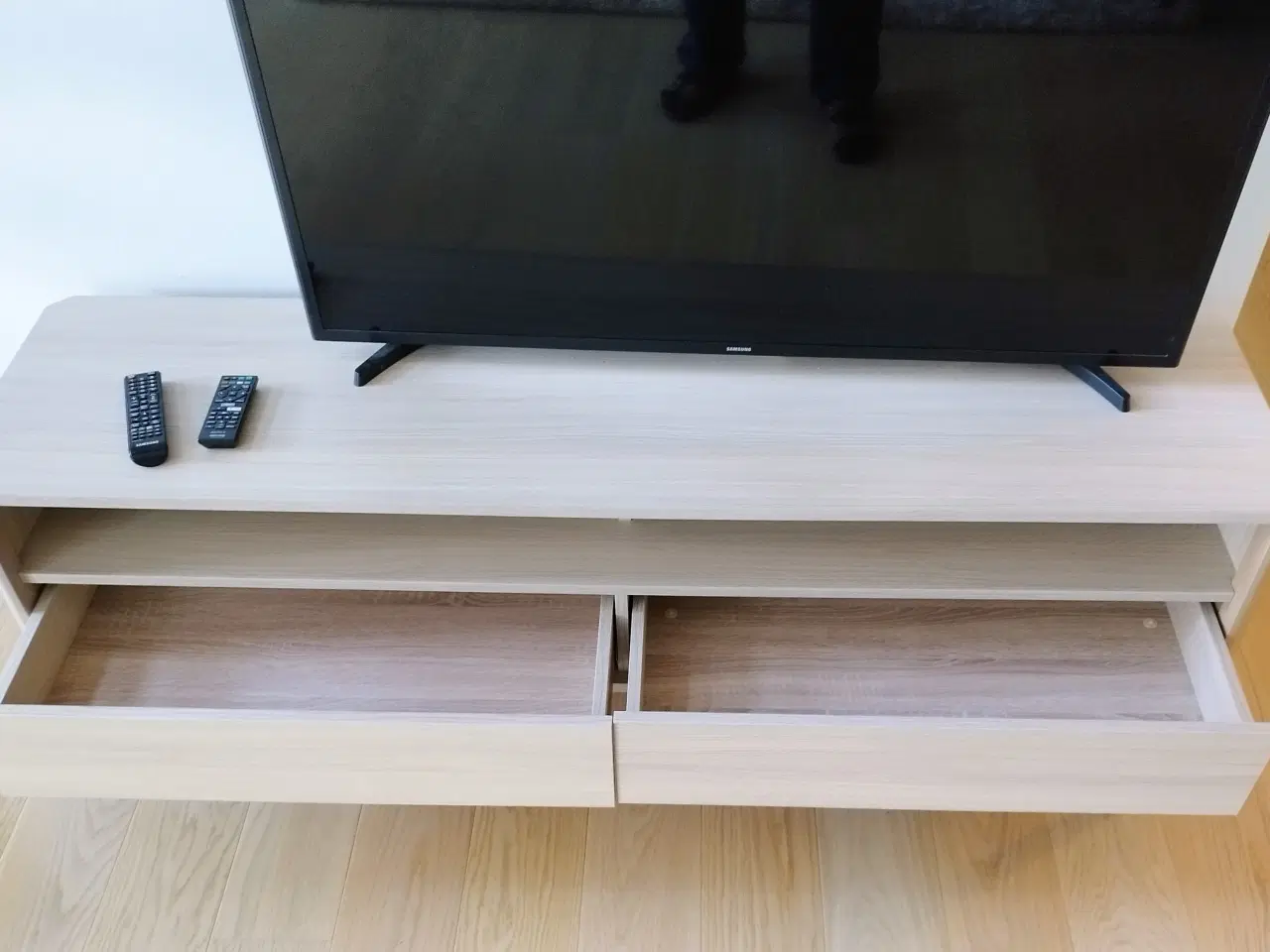 Billede 2 - TV bord i massiv træ 