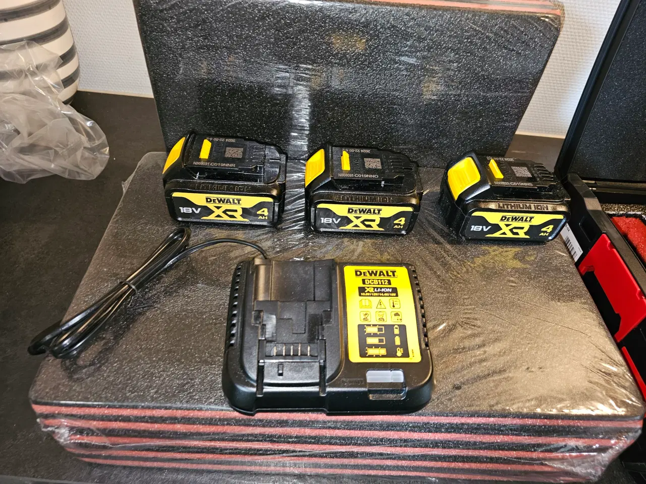 Billede 2 - DEWALT 4 AMPERE BATTERI OG LADER