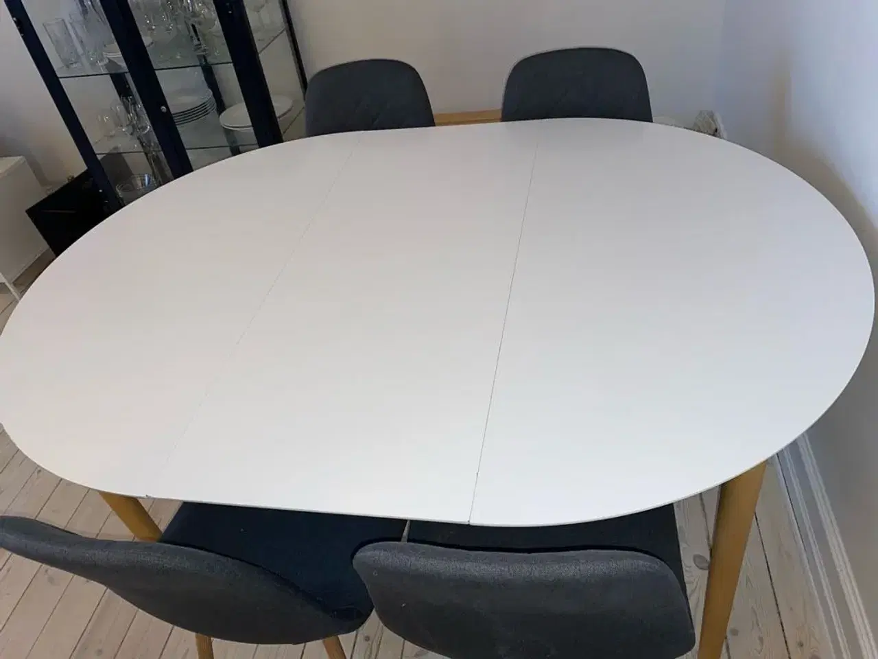Billede 4 - Komplet spisebord m.stole 