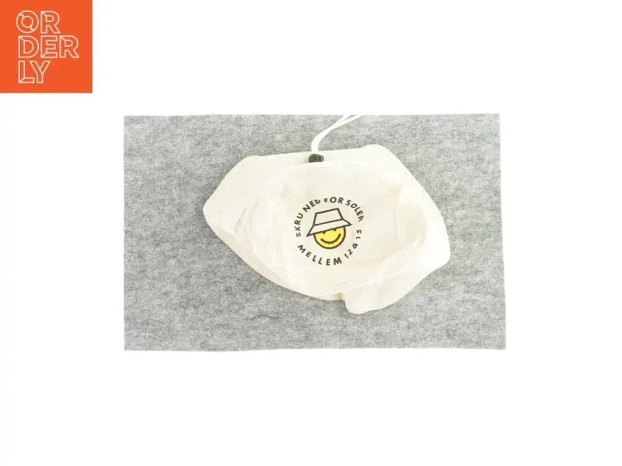 Billede 2 - Bølle hat med motiv på toppen (str. ca. 2-4 år)