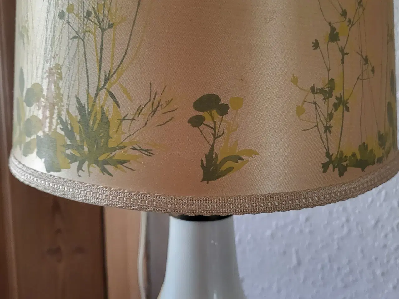 Billede 3 - bordlampe med blomster .Bud modtages.