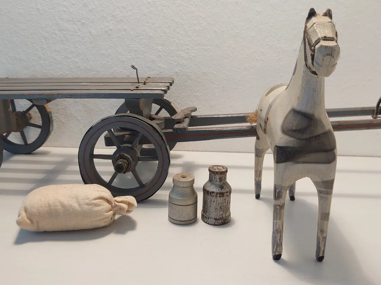 Billede 7 - Træhest med vogn, kornsæk og 2 junger. Ca 1930-40