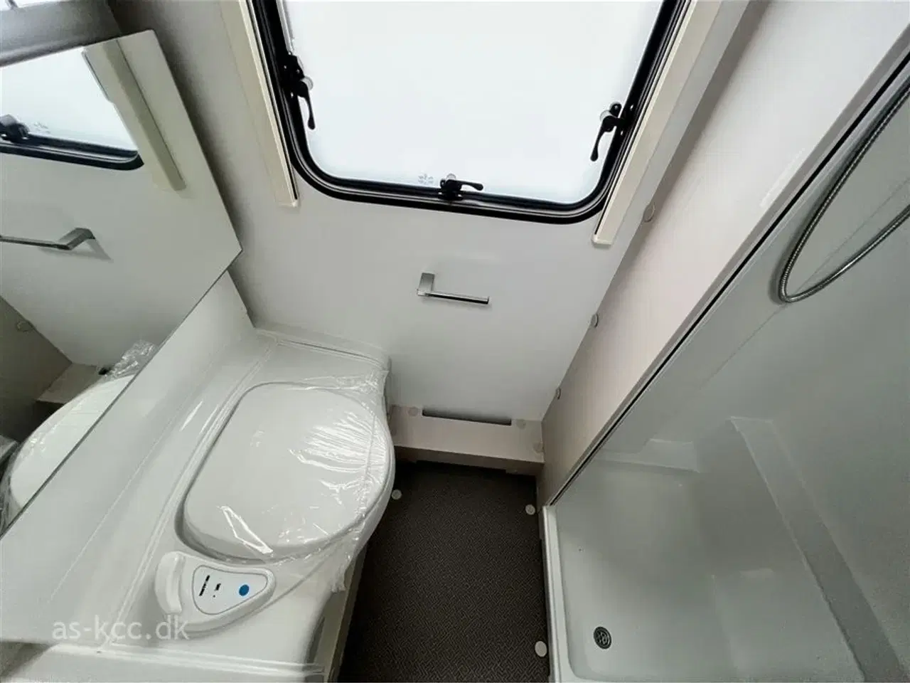 Billede 13 - 2023 - Adria Adora 573 PT Adria Adora 573 PT årg 2023, 7 sovepladser, 5 siddepladser. Dobbeltseng og rundsiddegruppe samt 3 køjer, mikroovn