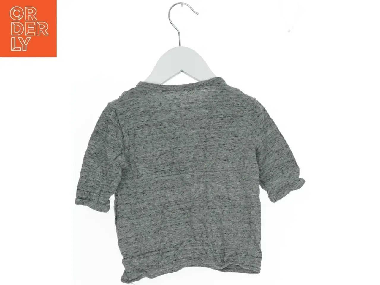 Billede 2 - Grå bluse med detaljer i halsudskæring (str. 74)