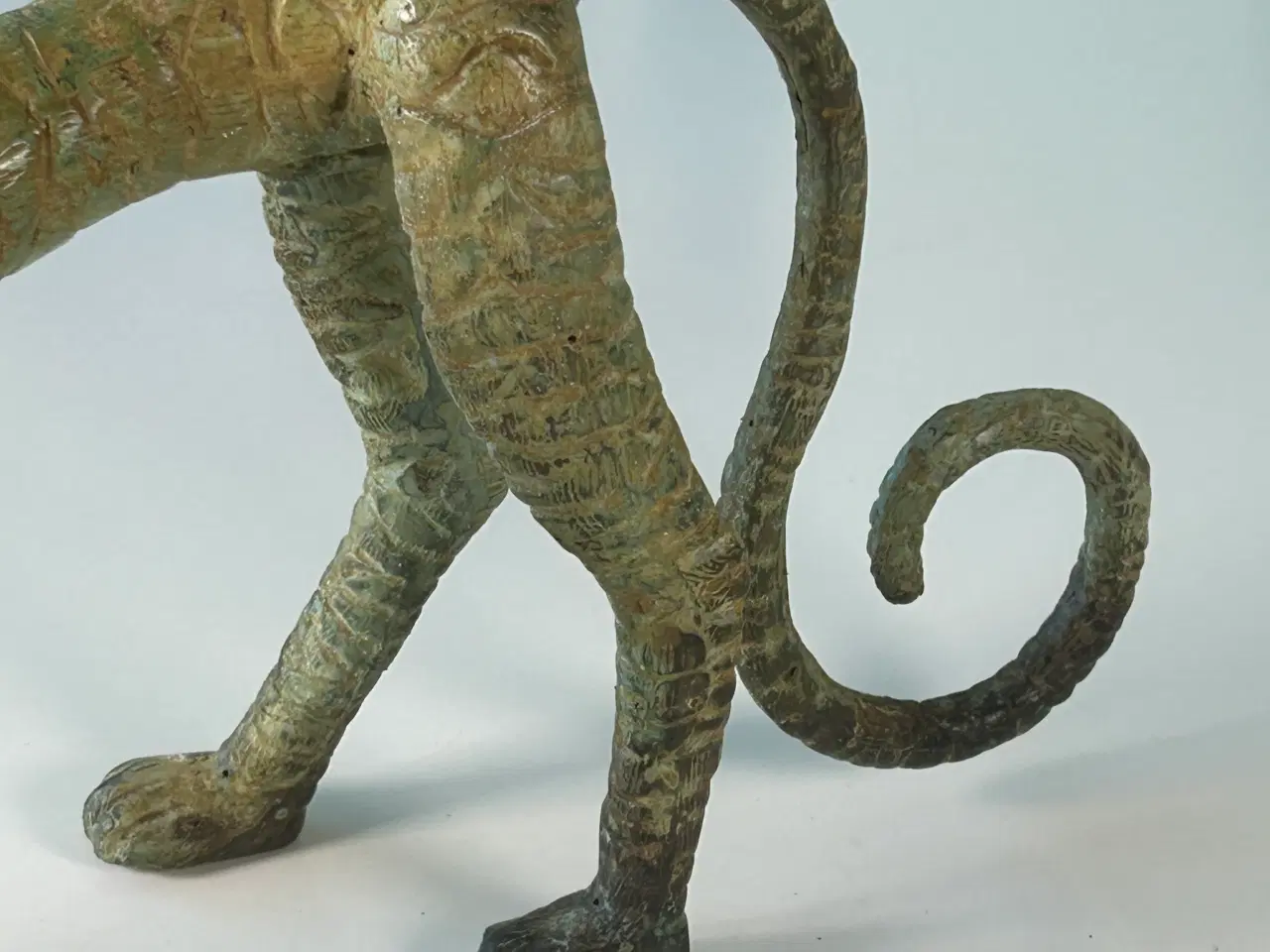 Billede 15 - Stor gepardskulptur i genbrugsbronze – 40 cm lang