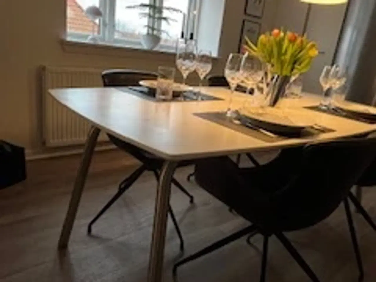 Billede 2 - Elegant spisebord, med hvid Corian bordplade