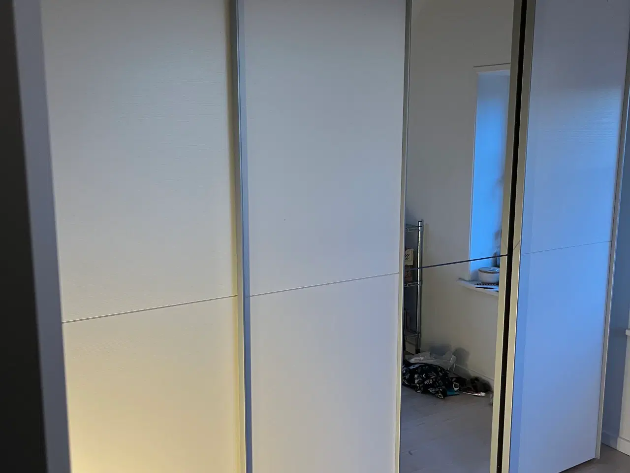 Billede 2 - Klædeskab med spejl - 4 låger