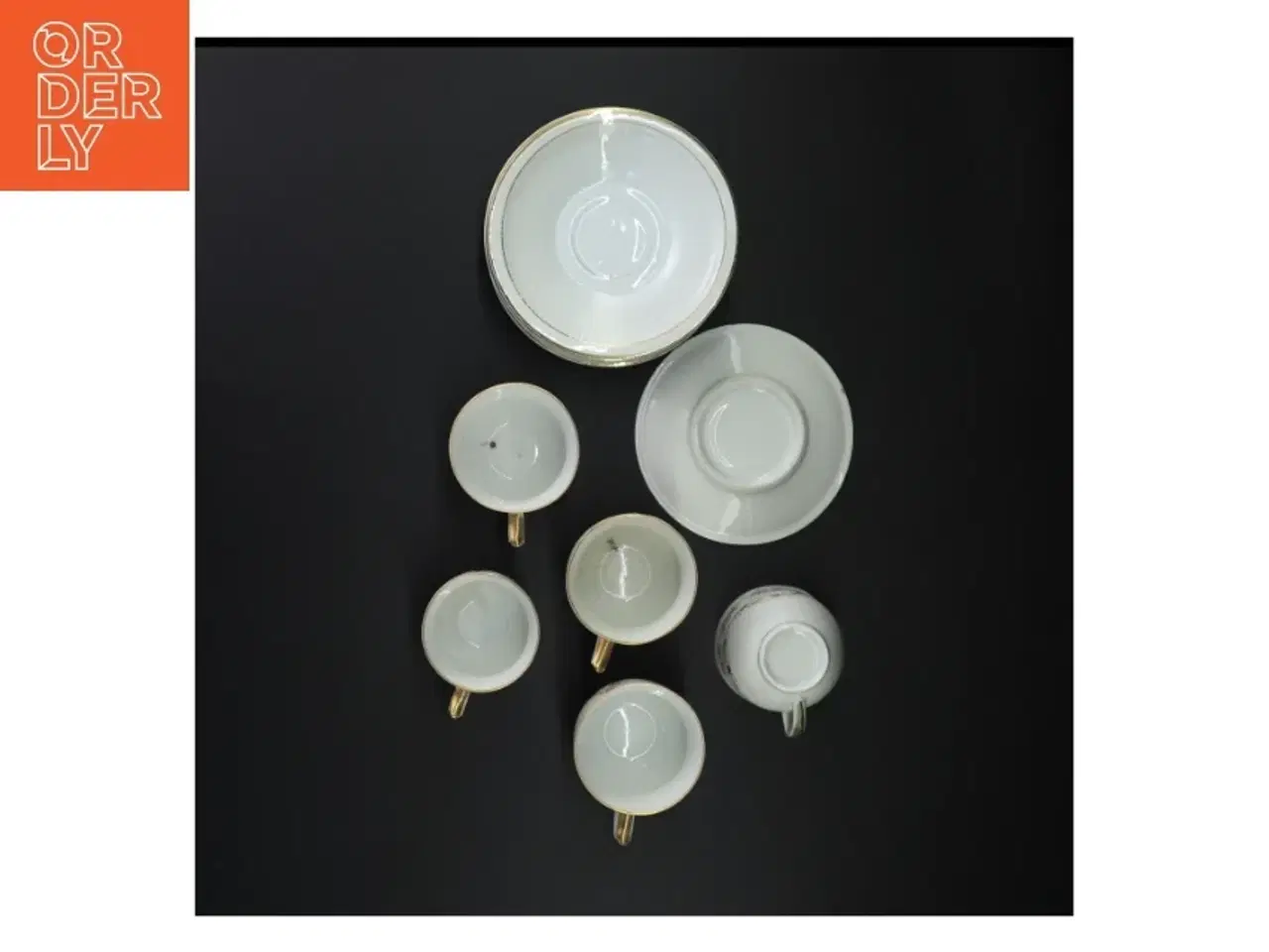 Billede 2 - Porcelæn kaffesæt med guldkant (str. 13 x 8 cm og 12 x 7 cm)