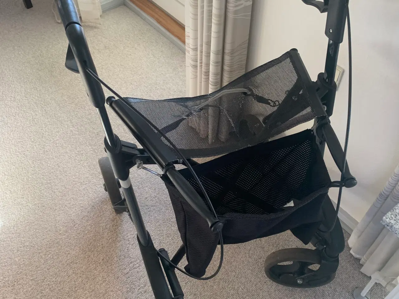 Billede 2 - Rollator kan klappes sammen