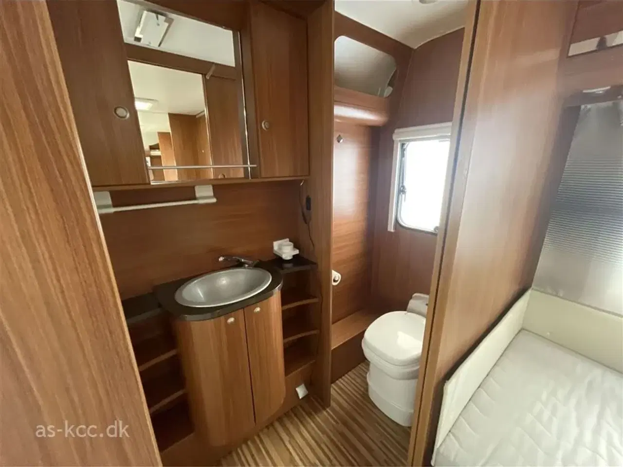 Billede 9 - 2014 - Adria Adora 613 HT   Adria adora 613 HT årg. 2014 Incl. Isabella Nordic 3 m fortelt med Mega stænger. Tæpper i vognen 4 sovepladser 6 siddepladser, gasalarm.