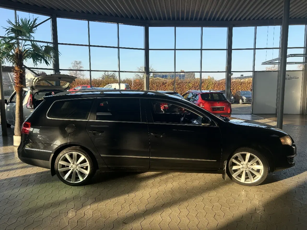 Billede 3 - Rummelig og nysynet