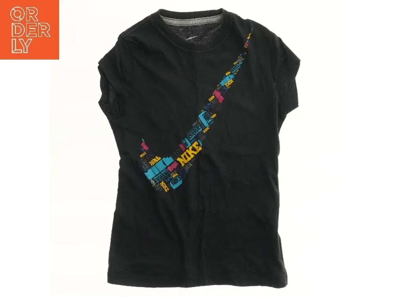 Billede 1 - Sort T-shirt med grafisk design fra Nike (str. 116)