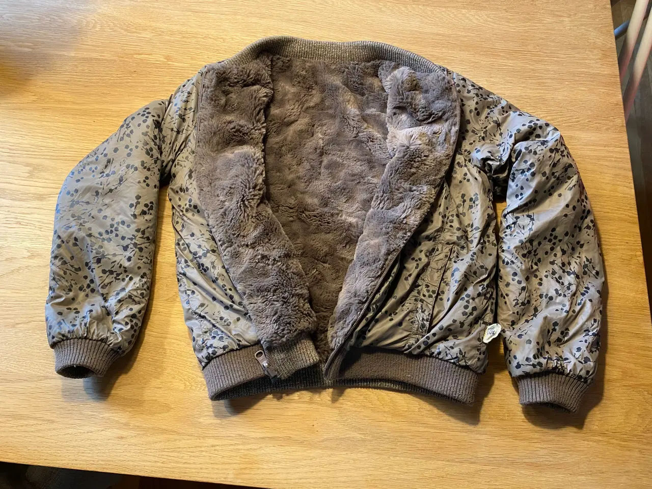 Billede 3 - Pompdelux jakke str. 140 det er en vendejakke