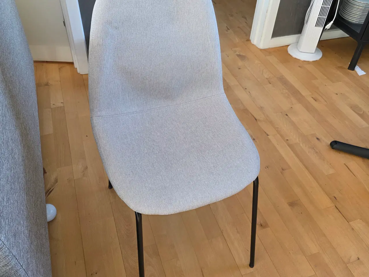 Billede 3 - Jysk stole 6 stk med metal ben, ét stk med træben