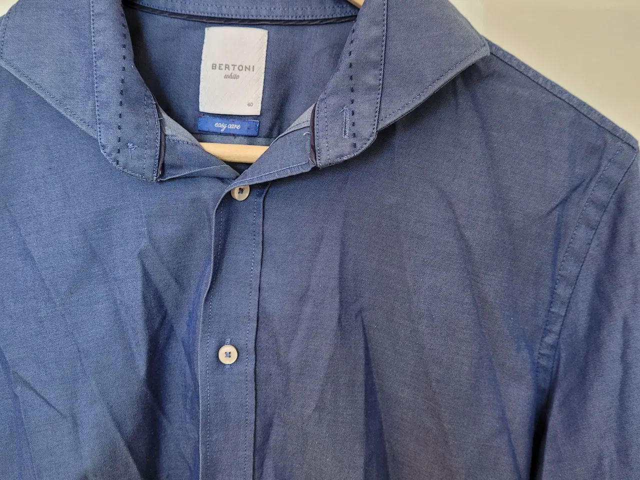 Billede 2 - Fin, mørkeblå skjorte fra mærket Bertoni