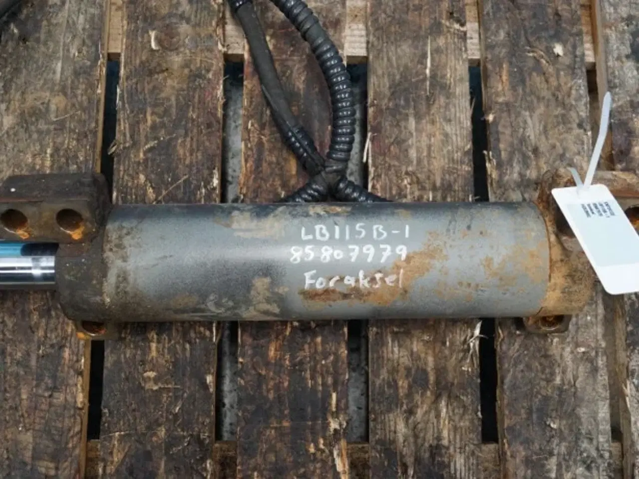 Billede 8 - New Holland LB115B Styrecylinder 85807997