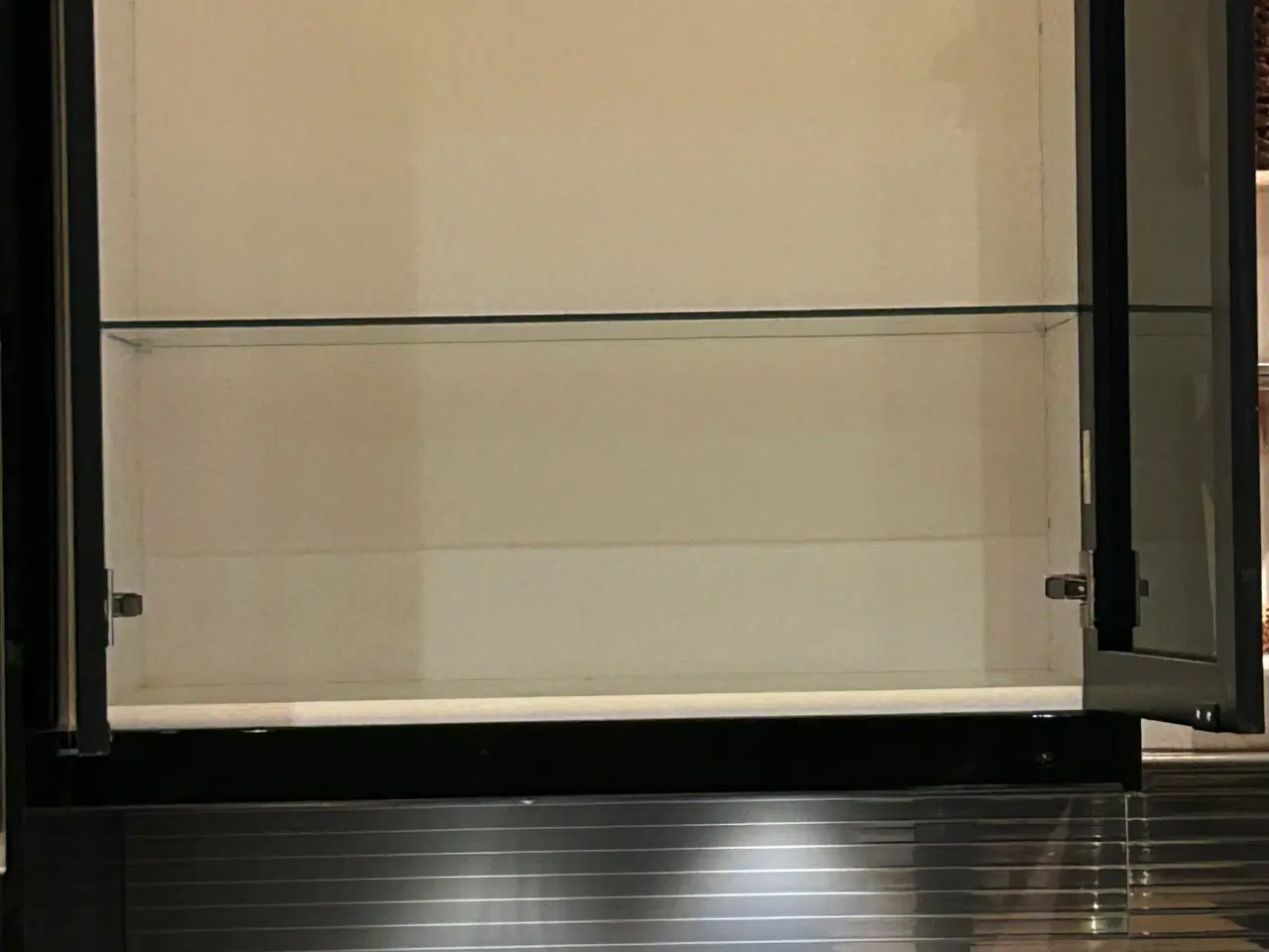 Billede 2 - Køkken overskabe med røgfarvede låger