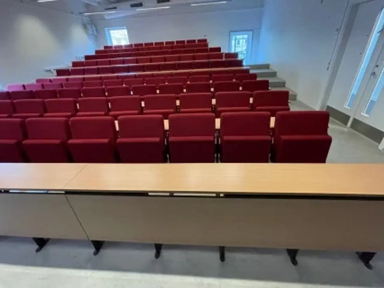 Billede 6 - Afhentnings tilbud auditorium stole og borde, sæt à 115 pladser, sælges samlet