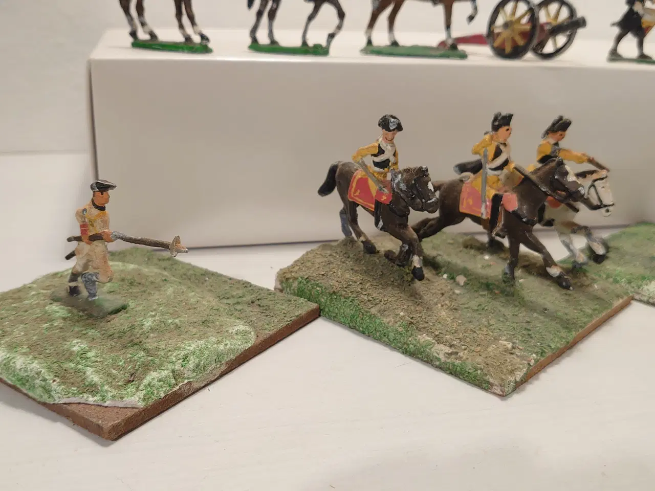 Billede 4 - Tinsoldater: 8 stk løse, kanon og 5 dioramaer.