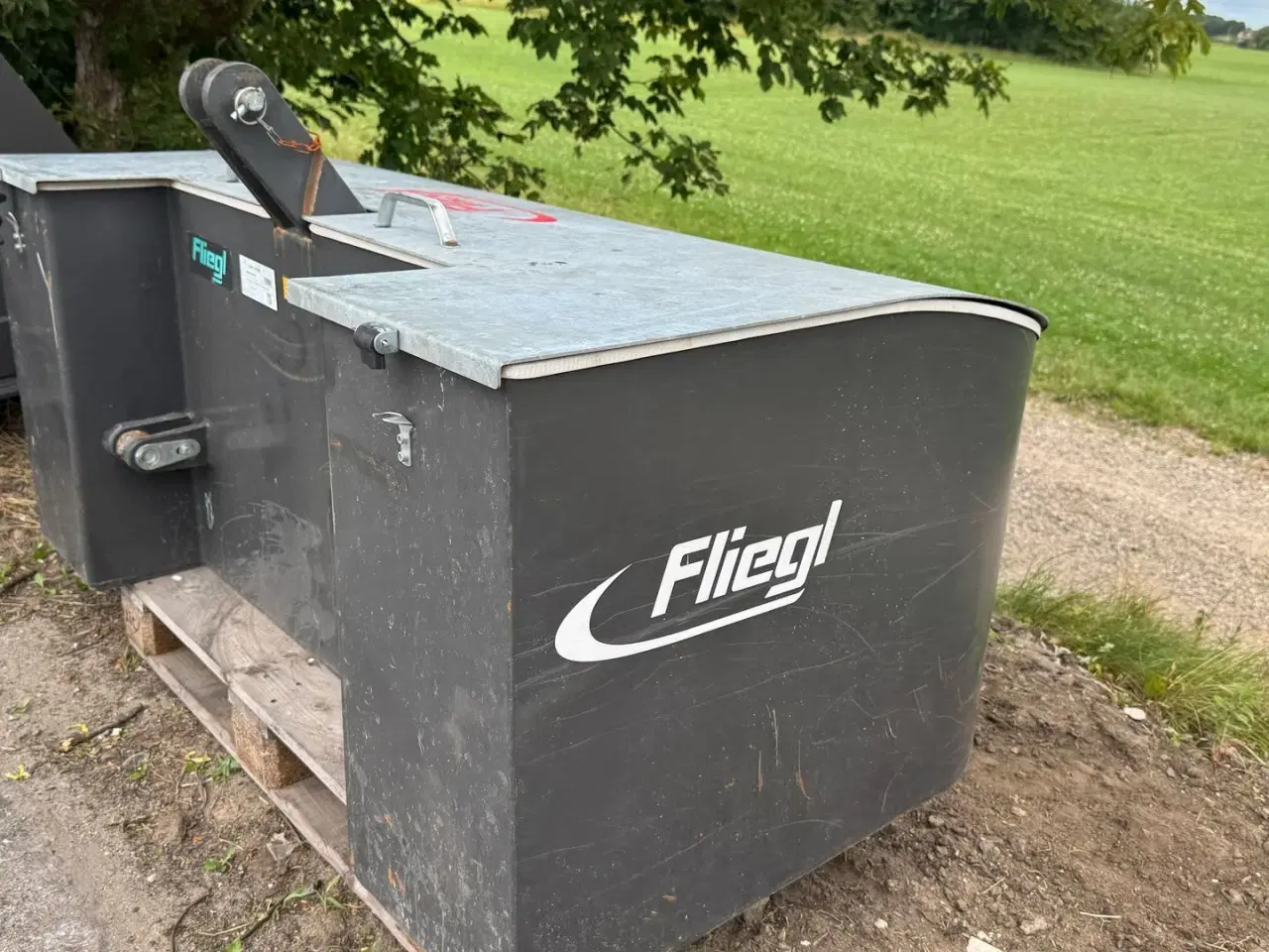 Billede 3 - Fliegl Frontvægt 1500 kg MED OPBEVARINDSPLADS!