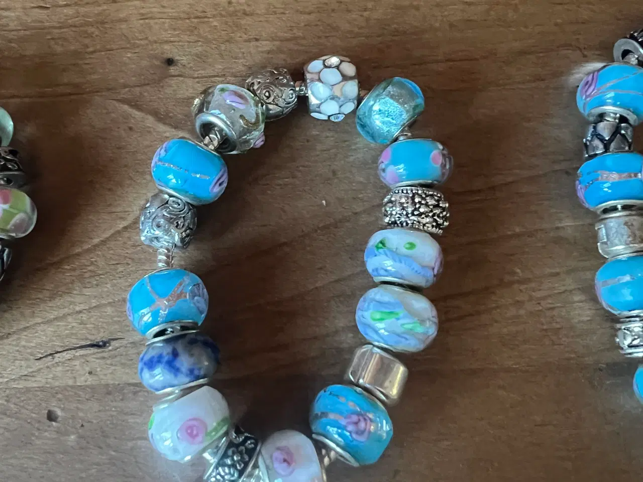 Billede 6 - Smukke armbånd med charms