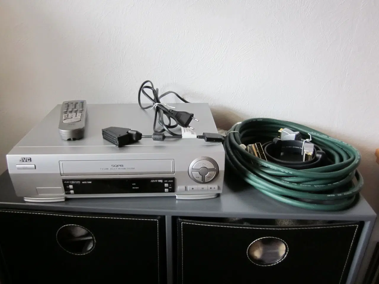 Billede 1 - VHS video - JVC SQPB og kabler