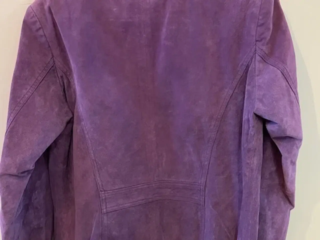 Billede 2 - Lilla ruskindsjakke sælges