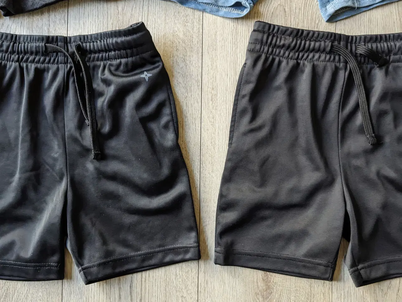 Billede 4 - Drengetøj str. 122 - Shorts 