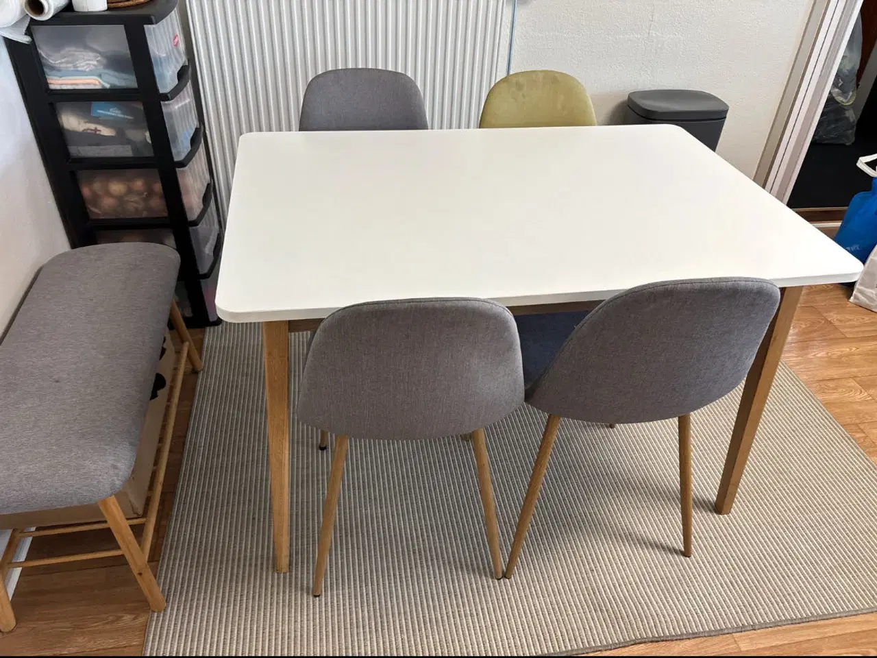 Billede 2 - Spisebord +stole,bænk og tæppe