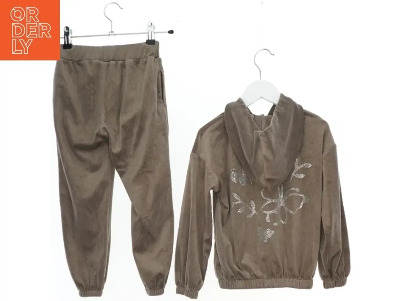 Billede 2 - Brun velour joggingdragt fra Lindex (str. 104)