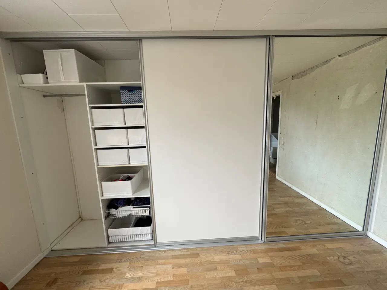 Billede 4 - KVIK indbygget garderobe med skydedør