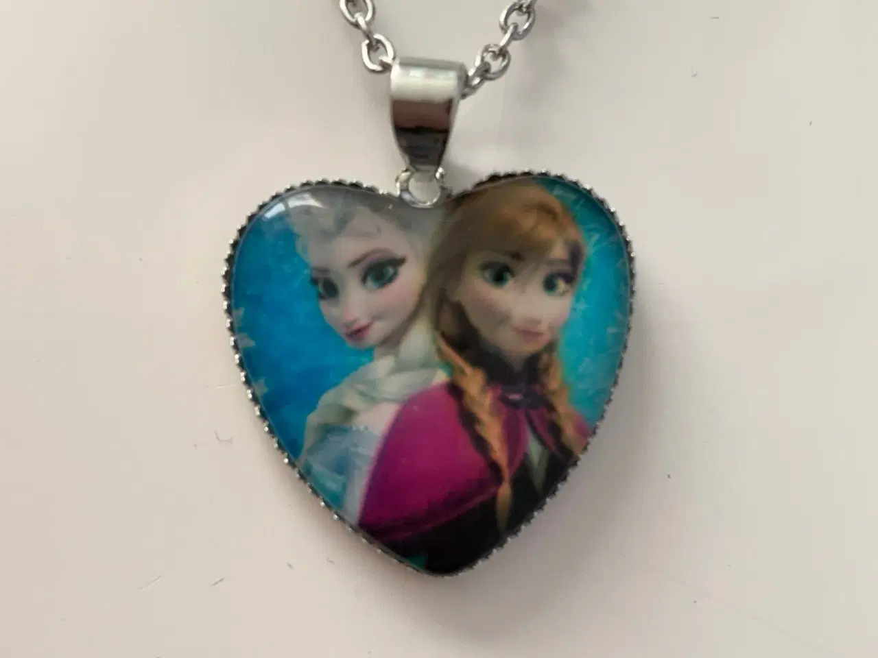 Billede 1 - Frost halskæde med Elsa og Anna hjertehalskæde 