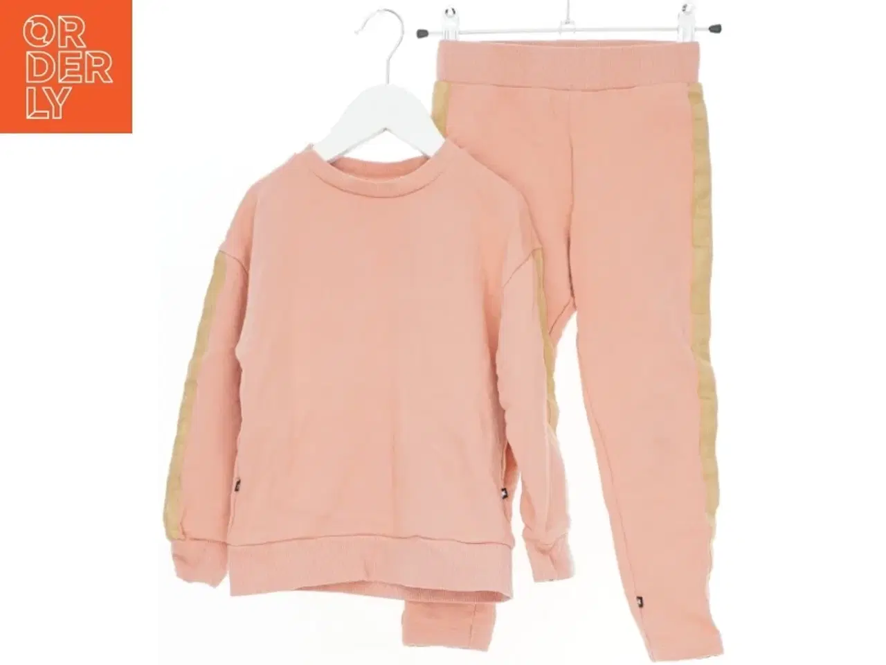 Billede 1 - Lyserødt sæt med trøje og bukser fra Molo (str. 116)