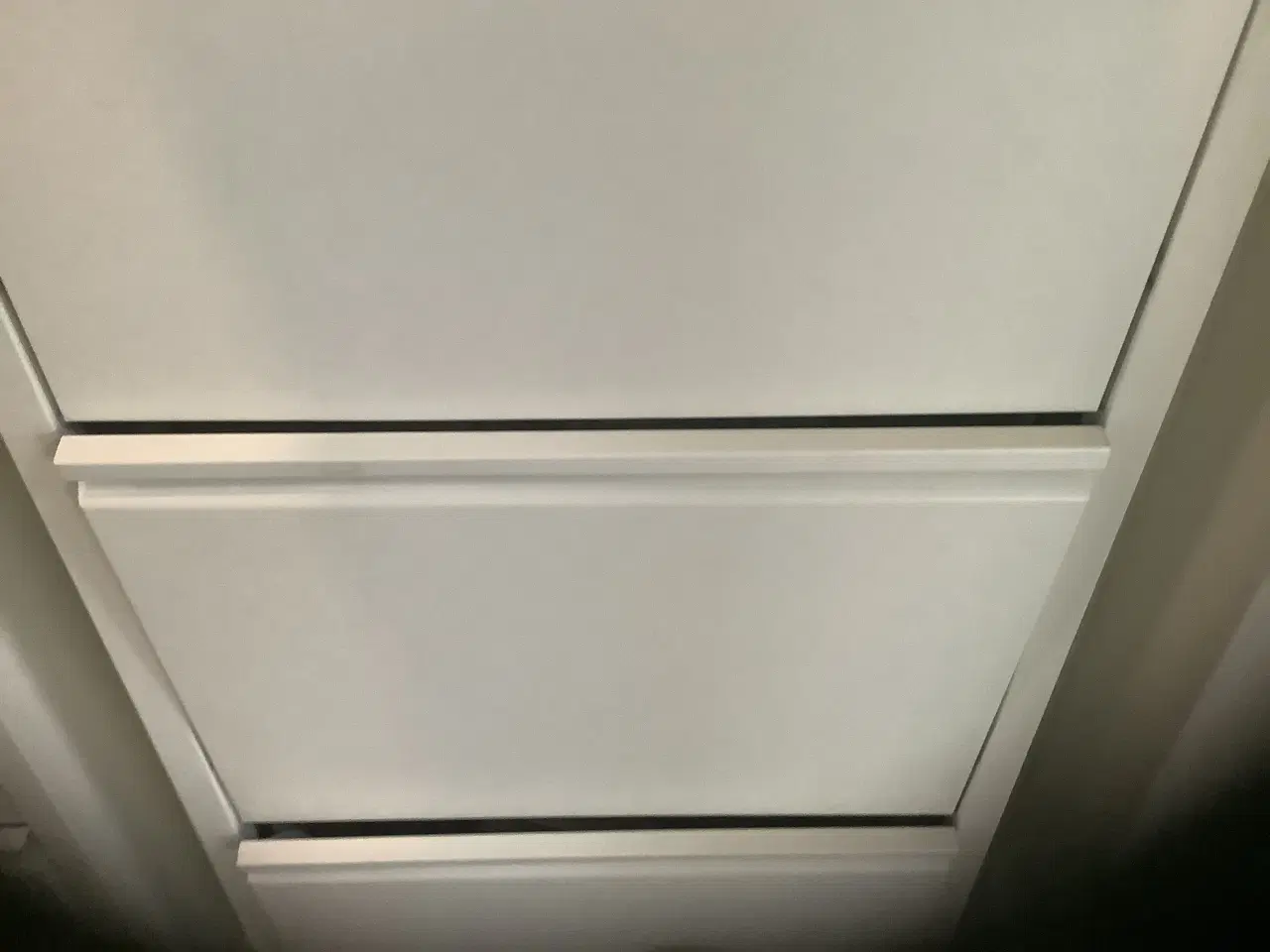 Billede 3 - 3 stk. sko skabe med 5 skuffer i hvid metal